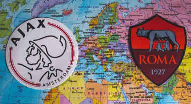 21 Mart 2021, Gdansk, Polonya. 2020 / 2021 sezonunun UEFA Avrupa Ligi çeyrek finallerine katılanların amblemleri Avrupa haritasının arka planına karşı A.S. Roma ve AFC Ajax Amsterdam.