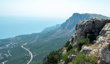 Kırım 'daki Yalta Yaila tepesinden Güney Sahil Otoyolu manzarası.