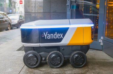 14 Aralık 2020, Moskova Rusya. Moskova 'daki bir restoranın girişindeki Yandex.Rover kafesinden yemek getiren insansız bir robot kurye..