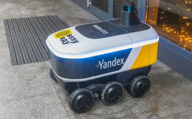 14 Aralık 2020, Moskova Rusya. Moskova 'daki bir restoranın girişindeki Yandex.Rover kafesinden yemek getiren insansız bir robot kurye..