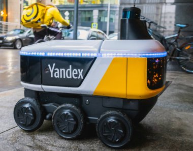 14 Aralık 2020, Moskova Rusya. Moskova 'daki bir restoranın girişindeki Yandex.Rover kafesinden yemek getiren insansız bir robot kurye..