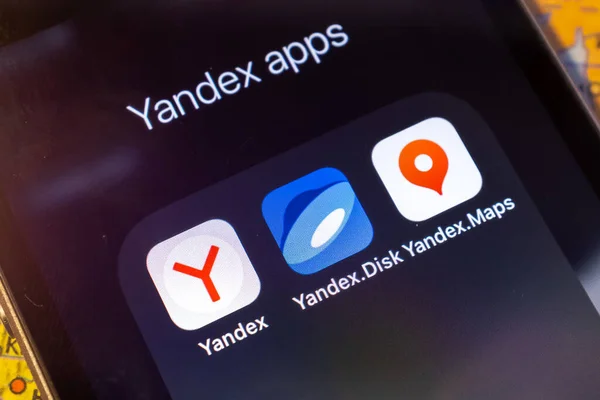 31 Mart 2021. Moskova, Rusya. Yandex.Tarayıcı, Yandex.Haritalar ve Yandex.Disk uygulama simgeleri bir cep telefonu ekranında.