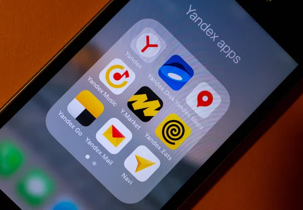 31 Mart 2021. Moskova, Rusya. Cep telefonu ekranında Yandex uygulama simgeleri.