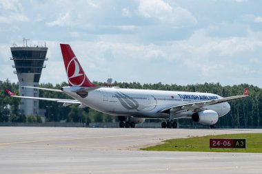 2 Temmuz 2019, Moskova, Rusya. Airplane Airbus A330-300 Türk Hava Yolları Moskova 'daki Vnukovo havaalanında.