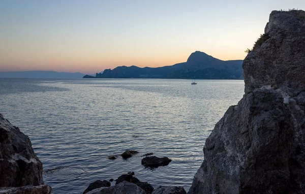 Sıcak Bir Yaz Akşamında Rocky Coast Turistlerle Dolu Bir Eğlence — Stok fotoğraf