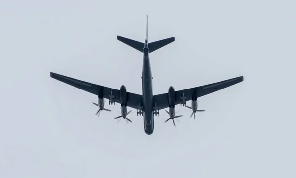 Silhouette Des Russischen Turboprop Bombers Tupolew Bewölkten Himmel — Stockfoto