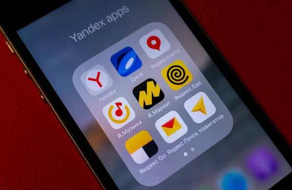31 Mart 2021. Moskova, Rusya. Cep telefonu ekranında Yandex uygulama simgeleri.