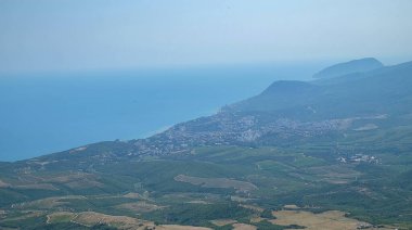 Kırım 'daki Demerdzhi dağ sırasının tepesinden Alushta ve Ayu-Dag dağının manzarası.