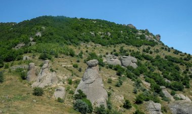 Kırım 'daki Demerdzhi dağlarının kayalıkları.