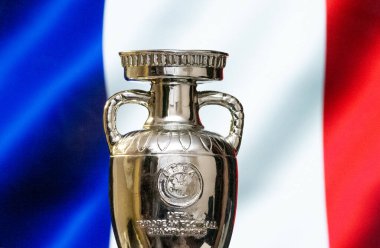 10 Nisan 2021. Paris, Fransa. Arka planda Fransız bayrağı bulunan UEFA Avrupa Şampiyonası Kupası.