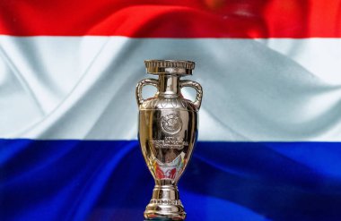 10 Nisan 2021. Amsterdam, Hollanda. Arka planda Hollanda bayrağı bulunan UEFA Avrupa Şampiyonası Kupası.