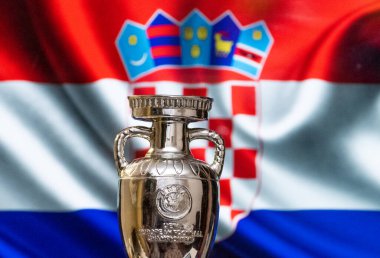 10 Nisan 2021. Zagreb, Hırvatistan. Arka planda Hırvat bayrağı bulunan UEFA Avrupa Şampiyonası Kupası.