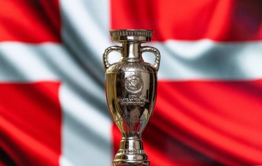 10 Nisan 2021. Kopenhag, Danimarka. Arka planda Danimarka bayrağı bulunan UEFA Avrupa Şampiyonası Kupası.