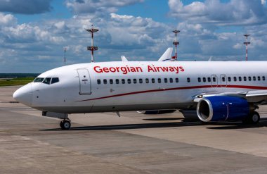 2 Temmuz 2019, Moskova, Rusya. Boeing 737-800 Airzena Gürcistan Havayolları Moskova 'daki Vnukovo havaalanında.