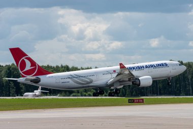 2 Temmuz 2019, Moskova, Rusya. Airplane Airbus A330-200 Türk Hava Yolları Moskova 'daki Vnukovo havaalanında.