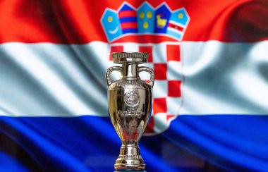 10 Nisan 2021. Zagreb, Hırvatistan. Arka planda Hırvat bayrağı bulunan UEFA Avrupa Şampiyonası Kupası.