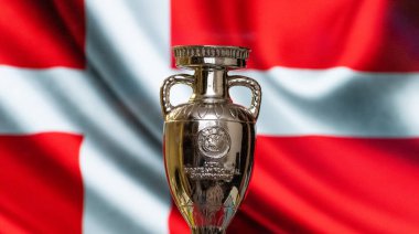 10 Nisan 2021. Kopenhag, Danimarka. Arka planda Danimarka bayrağı bulunan UEFA Avrupa Şampiyonası Kupası.