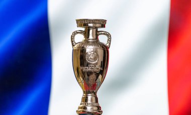 10 Nisan 2021. Paris, Fransa. Arka planda Fransız bayrağı bulunan UEFA Avrupa Şampiyonası Kupası.