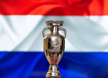 10 Nisan 2021. Amsterdam, Hollanda. Arka planda Hollanda bayrağı bulunan UEFA Avrupa Şampiyonası Kupası.