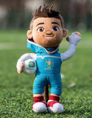 16 Nisan 2021 Moskova, Rusya. Avrupa Futbol Şampiyonası 'nın yumuşak oyuncak maskotu 2020 Skillzy futbol stadyumunun çimlerinin üzerinde.