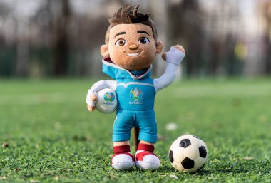 16 Nisan 2021 Moskova, Rusya. Avrupa Futbol Şampiyonası 'nın yumuşak oyuncak maskotu 2020 Skillzy futbol stadyumunun çimlerinin üzerinde.