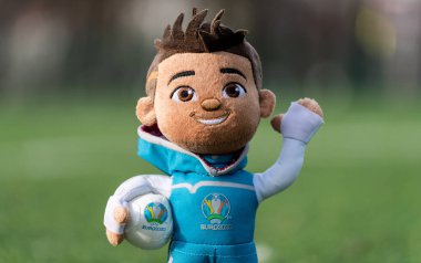 16 Nisan 2021 Moskova, Rusya. Avrupa Futbol Şampiyonası 'nın yumuşak oyuncak maskotu 2020 Skillzy futbol stadyumunun çimlerinin üzerinde.