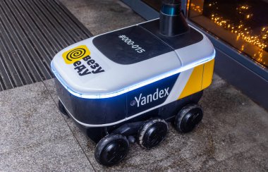 14 Aralık 2020, Moskova Rusya. Moskova 'daki bir restoranın girişindeki Yandex.Rover kafesinden yemek getiren insansız bir robot kurye..