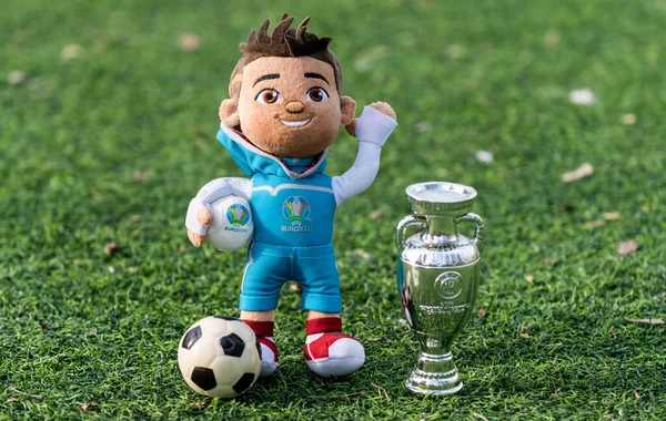 16 Nisan 2021 Moskova, Rusya. Avrupa Futbol Şampiyonası 'nın yumuşak oyuncak maskotu 2020 Skillzy futbol stadyumunun çimlerinin üzerinde.