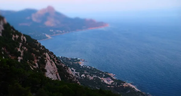 Akdeniz Manzarası Kırım Yarımadasının Güney Kıyısındaki Karadeniz Kıyısındaki Orman Kayaları — Stok fotoğraf