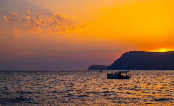 Batan Güneşin Işığında Karadeniz Sessiz Bir Körfezinde Bir Zevk Gemisi — Stok fotoğraf