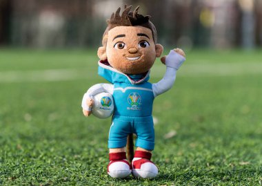 16 Nisan 2021 Moskova, Rusya. Avrupa Futbol Şampiyonası 'nın yumuşak oyuncak maskotu 2020 Skillzy futbol stadyumunun çimlerinin üzerinde.