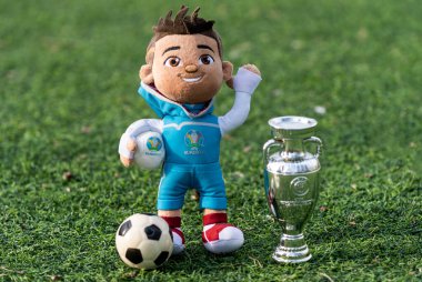 16 Nisan 2021 Moskova, Rusya. Avrupa Futbol Şampiyonası 'nın yumuşak oyuncak maskotu 2020 Skillzy futbol stadyumunun çimlerinin üzerinde.