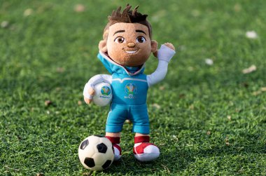 16 Nisan 2021 Moskova, Rusya. Avrupa Futbol Şampiyonası 'nın yumuşak oyuncak maskotu 2020 Skillzy futbol stadyumunun çimlerinin üzerinde.