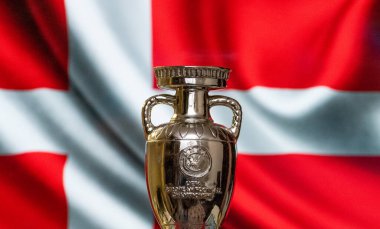 10 Nisan 2021. Kopenhag, Danimarka. Arka planda Danimarka bayrağı bulunan UEFA Avrupa Şampiyonası Kupası.