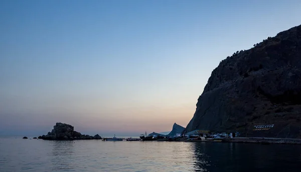 Sudak Taki Kale Dağı Nın Eteğindeki Rıhtımda Yelkenli Sürüyor — Stok fotoğraf