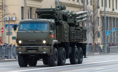 30 Nisan 2021 Moskova, Rusya. Moskova 'da Tverskaya Caddesi' ndeki Rus otomatik güdümlü uçaksavar füze ve silah sistemi (ZRPK) Pantsir S.