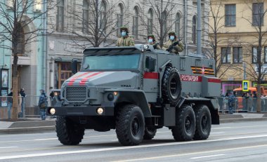 30 Nisan 2021 Moskova, Rusya. Moskova 'daki Tverskaya Caddesi' nde Rus Ulusal Muhafızlarının Ural zırhlı aracı..