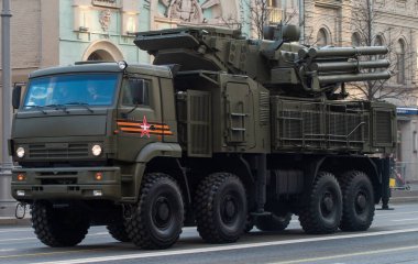 30 Nisan 2021 Moskova, Rusya. Moskova 'da Tverskaya Caddesi' ndeki Rus otomatik güdümlü uçaksavar füze ve silah sistemi (ZRPK) Pantsir S.