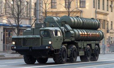 30 Nisan 2021 Moskova, Rusya. Rus S-400 Triumph uçaksavar füze sistemi Moskova, Tverskaya Caddesi 'nde..