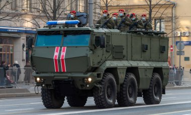 30 Nisan 2021 Moskova, Rusya. Tayfun Zırhlı Aracı Moskova 'daki Tverskaya Caddesi' ndeki Rus Askeri Polisi 'ne.