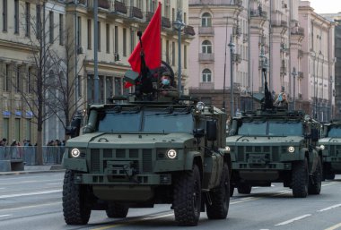 30 Nisan 2021 Moskova, Rusya. Moskova 'da Tverskaya Caddesi' nde Tayfun-Hava Savunma zırhlı aracı.
