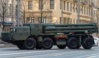 30 Nisan 2021 Moskova, Rusya. Moskova 'da Tverskaya Caddesi' ndeki Rus çoklu fırlatma roket sistemi (MLRS) Tornado S.