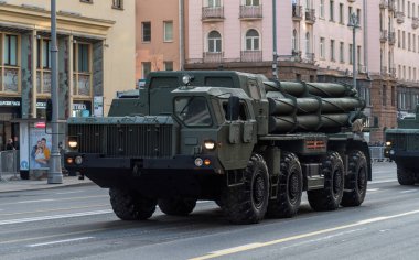 30 Nisan 2021 Moskova, Rusya. Moskova 'da Tverskaya Caddesi' ndeki Rus çoklu fırlatma roket sistemi (MLRS) Tornado S.