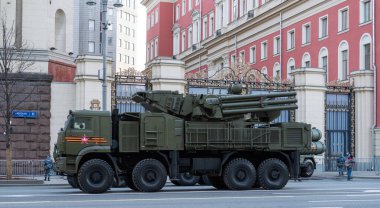 30 Nisan 2021 Moskova, Rusya. Moskova 'da Tverskaya Caddesi' ndeki Rus otomatik güdümlü uçaksavar füze ve silah sistemi (ZRPK) Pantsir S.