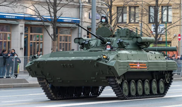 2021年4月30日ロシア モスクワ ロシアはモスクワのトヴェルスカヤ通りのベレジョク戦闘モジュールで歩兵戦闘車両Bmp 2を追跡しました — ストック写真