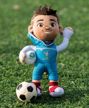 16 Nisan 2021 Moskova, Rusya. Avrupa Futbol Şampiyonası 'nın yumuşak oyuncak maskotu 2020 Skillzy futbol stadyumunun çimlerinin üzerinde.
