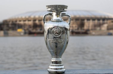 13 Nisan 2021 Moskova, Rusya. Luzhniki Stadyumu 'nun arka planında Avrupa Şampiyonluk Kupası.