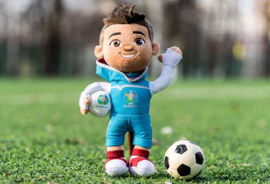 16 Nisan 2021 Moskova, Rusya. Avrupa Futbol Şampiyonası 'nın yumuşak oyuncak maskotu 2020 Skillzy futbol stadyumunun çimlerinin üzerinde.