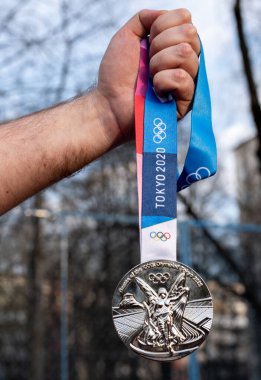 17 Nisan 2021 Tokyo, Japonya. Tokyo 'da düzenlenen XXXII Yaz Olimpiyatları' nın gümüş madalyası bir atletin elinde..