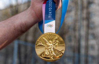 17 Nisan 2021 Tokyo, Japonya. Tokyo 'da düzenlenen XXXII Yaz Olimpiyatları' nın altın madalyası bir atletin elinde..